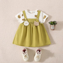 Conjunto Infantil Feminino Camiseta Estampada e Vestido Jardineira Bege – Charme e Conforto para o Dia a Dia