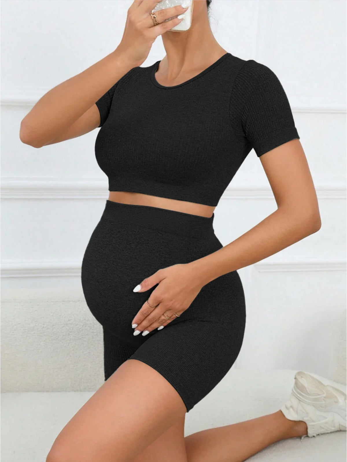 Conjunto Gestante Canelado Cinza com Cropped e Shorts – Estilo e Conforto na Maternidade