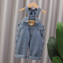 Jardineira Infantil Jeans Unissex com Aplique de Ursinho – Conforto e Estilo para Todas as Estações