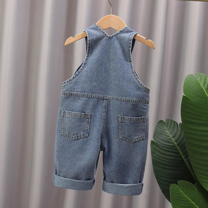 Jardineira Infantil Jeans Unissex com Aplique de Ursinho – Conforto e Estilo para Todas as Estações