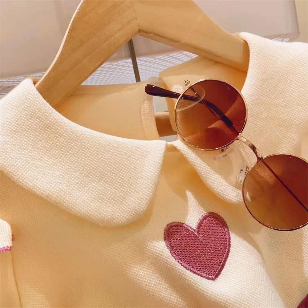 Conjunto Infantil Feminino Blusa Amarela e Saia Rosa com Corações – Charme e Delicadeza para as Pequenas