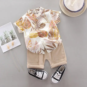 Conjunto Infantil Masculino de Verão – Camisa Estampada Tropical e Bermuda Bege